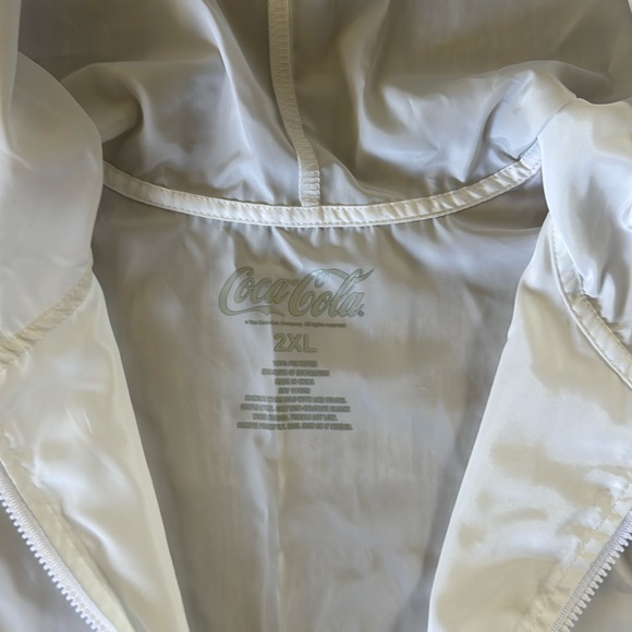 Coca-Cola Women or men
Windbreaker Jacket Size 2XL
Lightweight Pullover hood - Picture 13 of 15